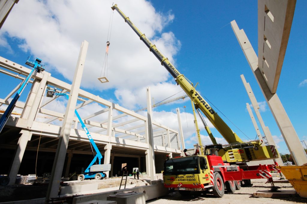 Baustelle mit einem Krahn der Firma Franz Traub