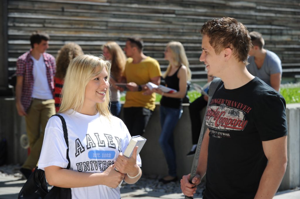 Mann und Frau die sich miteinander unterhalten
