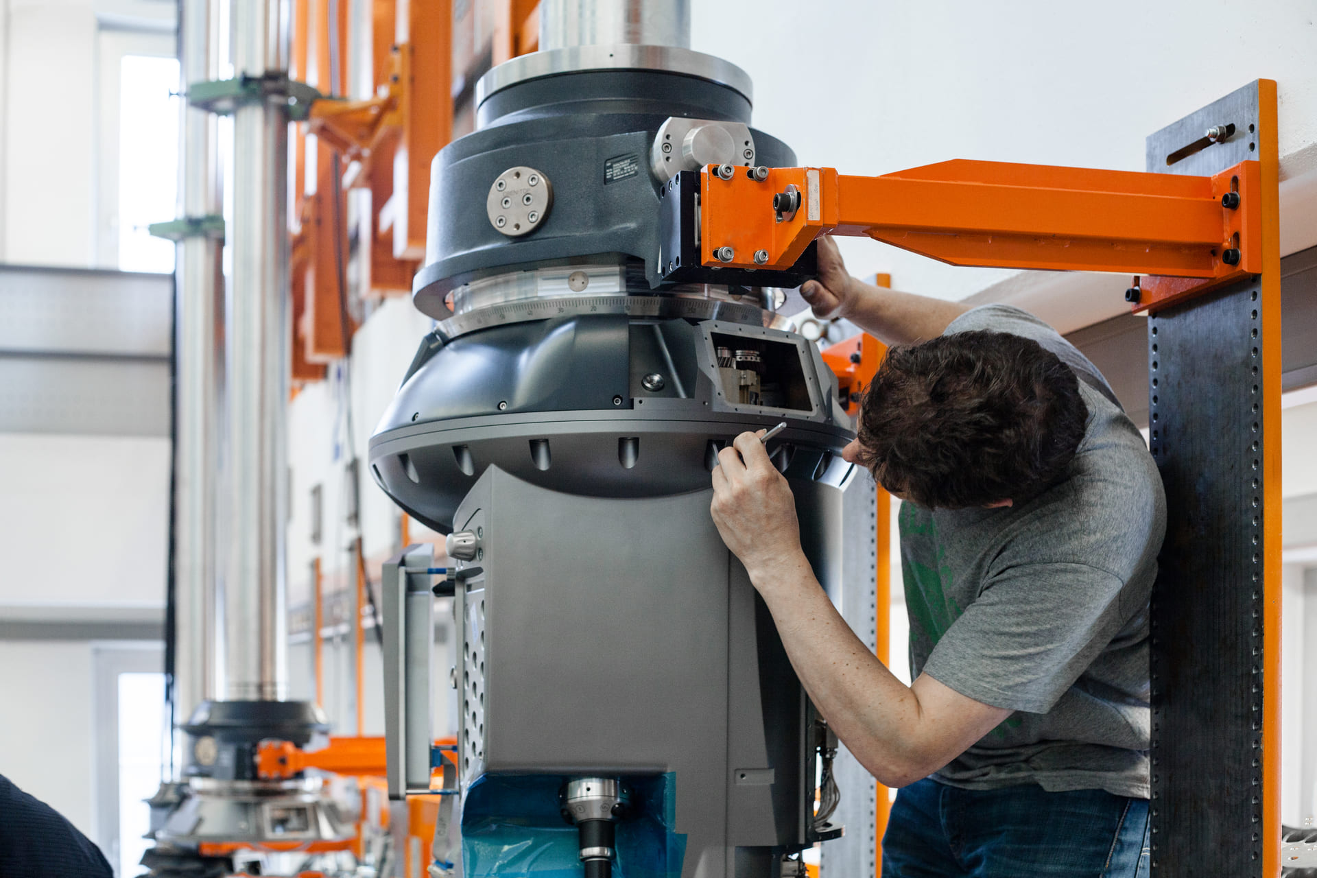Mann baut an einer Maschine