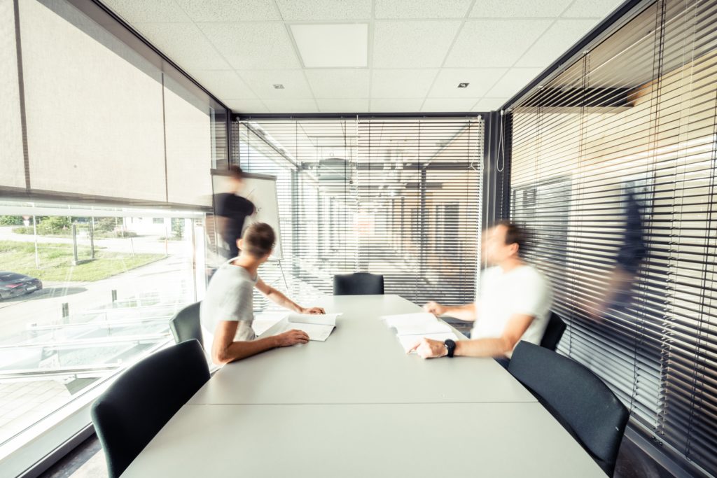 Drei Männer in einem Besprechungsraum