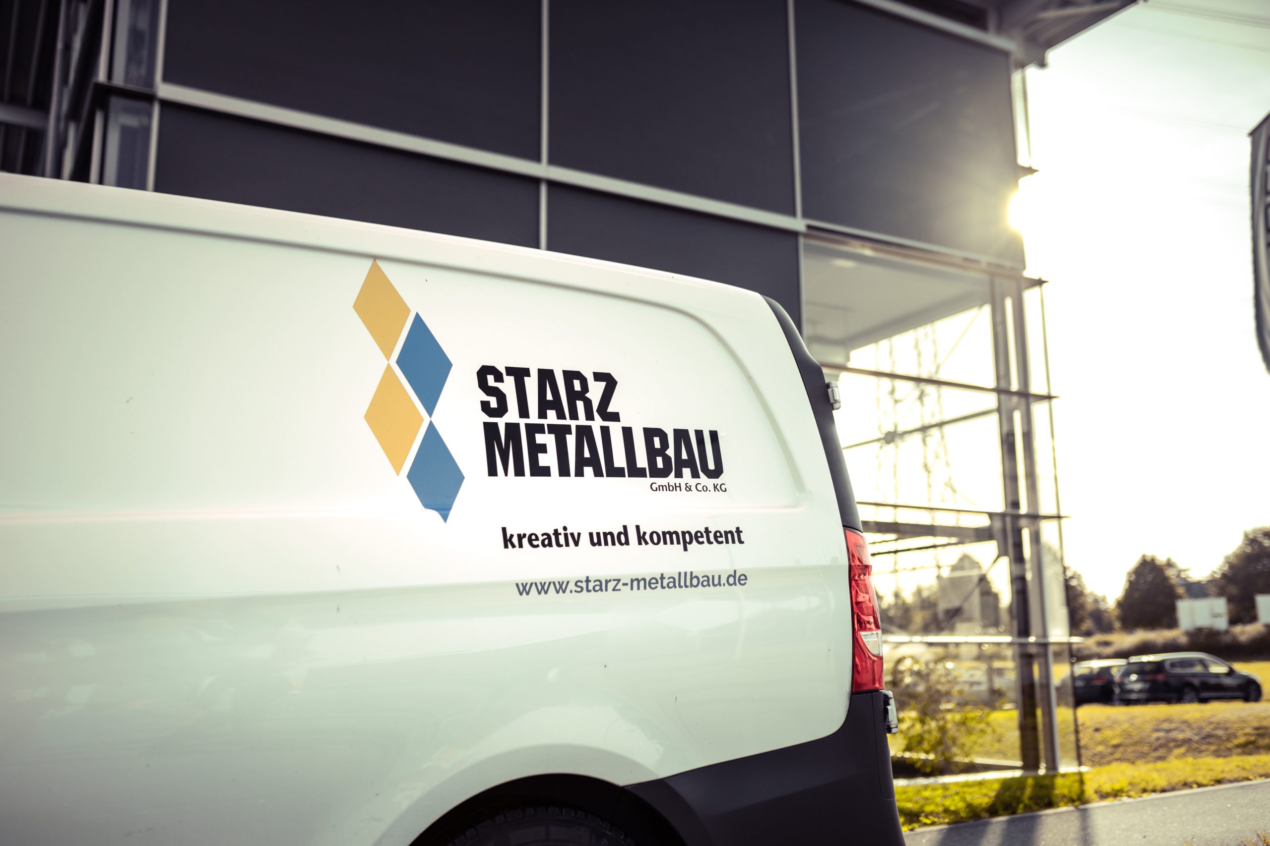 Auto von hinten fotografiert mit dem Logo von Starz