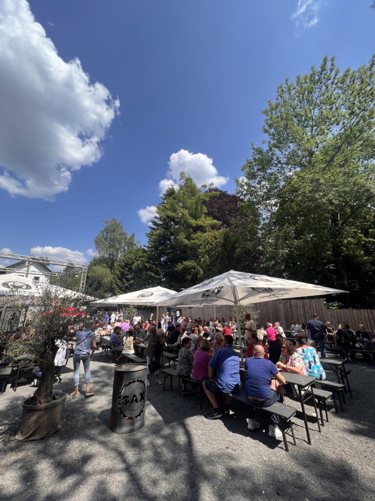 Bei bestem Wetter konnten die Besucherinnen und Besucher des Sommerfestes bei kulinarischen Köstlichkeiten das Unterhaltungsprogramm genießen.