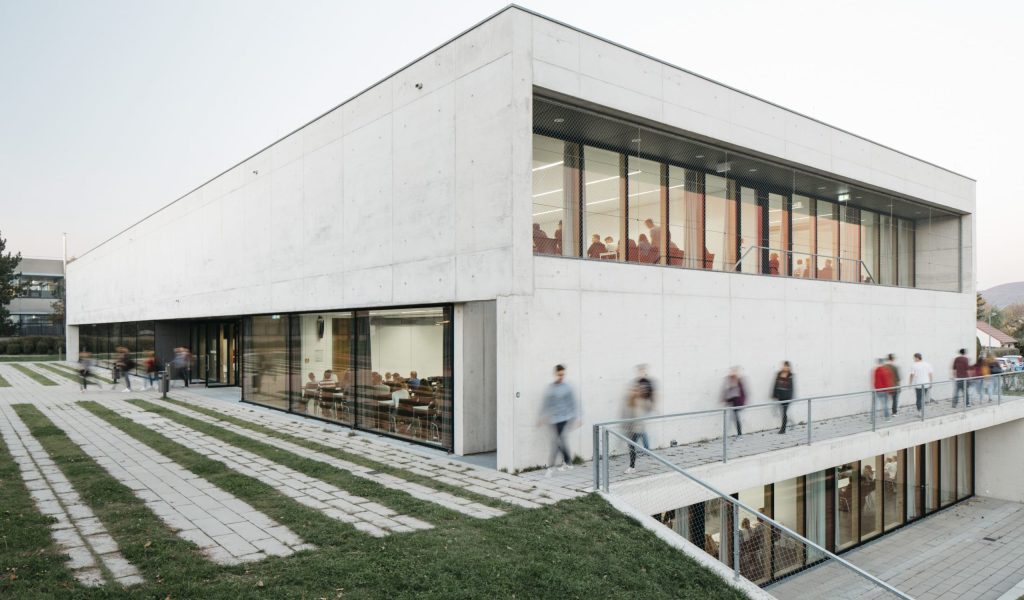 Gebäude mit Menschen die daran vorbei laufen