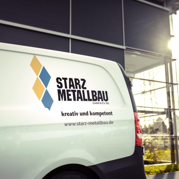 Auto von hinten fotografiert mit dem Logo von Starz