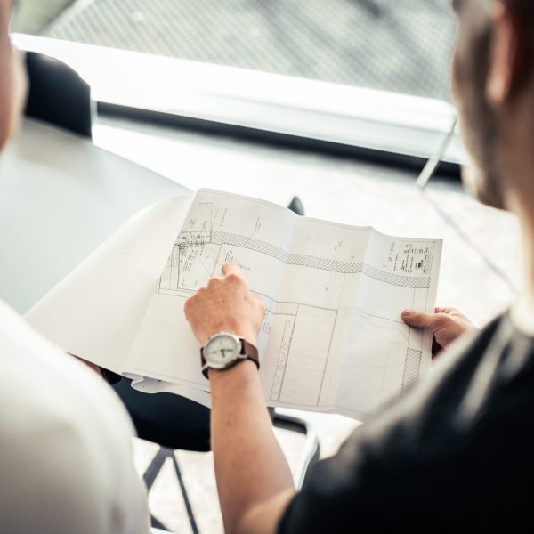 Planbesprechungen, bevor es in die Produktion geht.