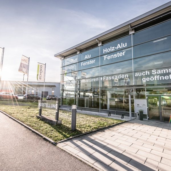 Gebäude aus Glas das von der Sonne angestrahlt wird